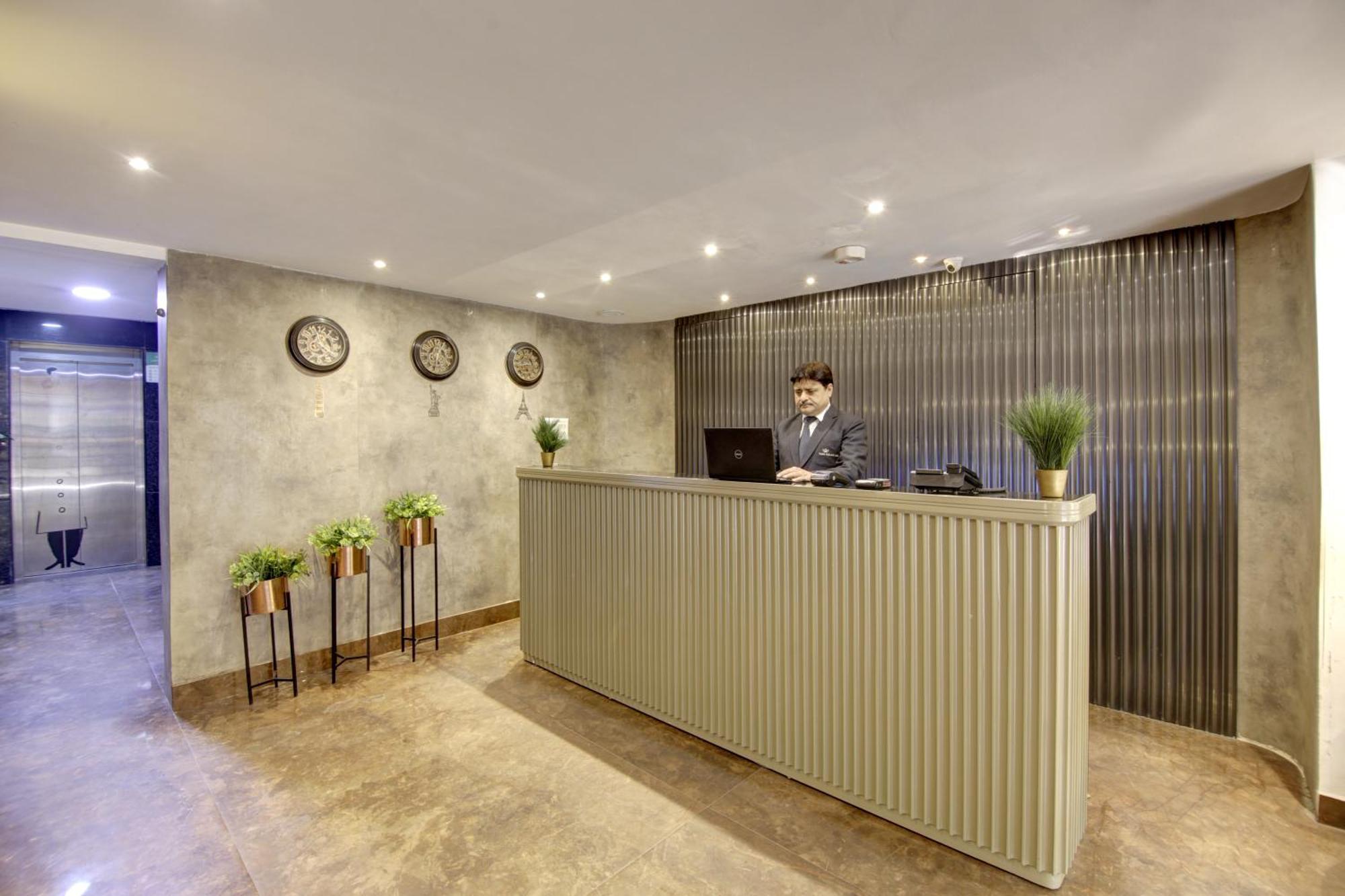 Hotel Town Grand Patel Nagar 뉴델리 외부 사진